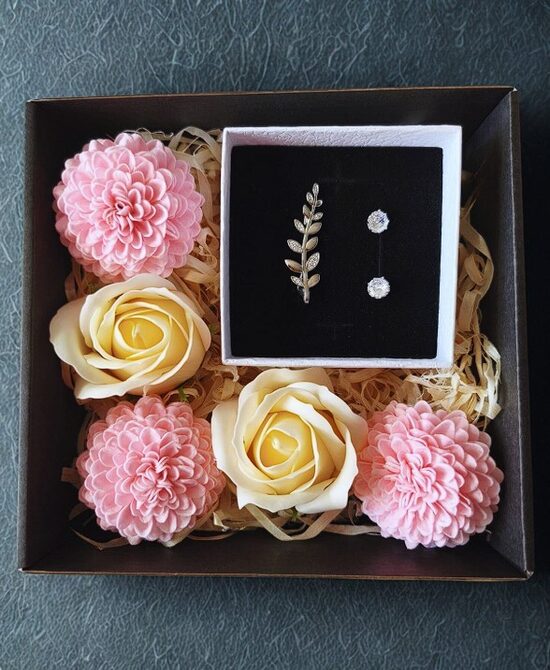 Sudraba rotu dāvanu komplekts ar 925° sudraba auskariem un piespraudi